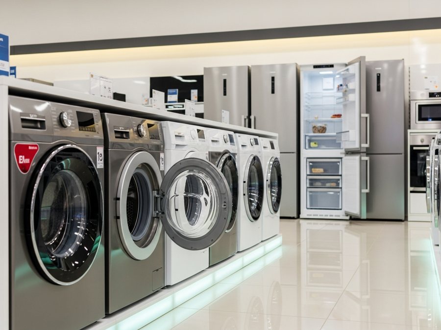 Tienda de electrodomésticos con lavadoras y refrigeradores